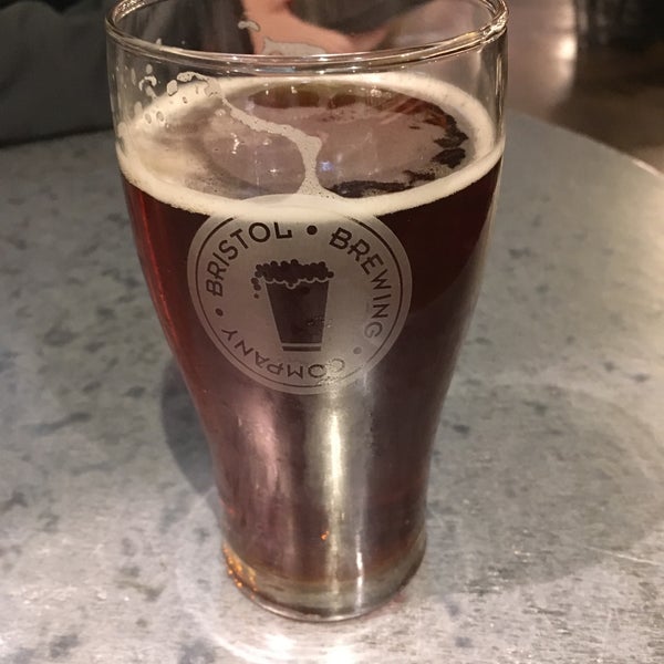 Foto tomada en Bristol Brewing Company  por Sarah T. el 5/19/2019