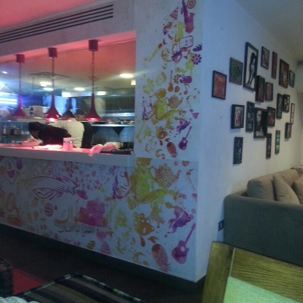 รูปภาพถ่ายที่ Vivid Restaurant &amp; Cafe Lounge โดย Lubna เมื่อ 6/13/2013