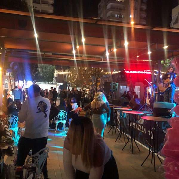 Foto scattata a Şinasi Cafe &amp; Bar &amp; Restaurant da Birol Y. il 3/23/2022