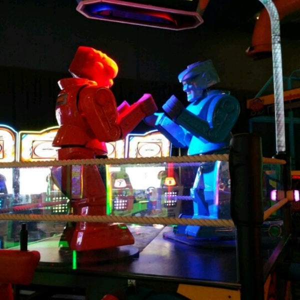 Photo taken at Dave &amp; Buster&#39;s by Wendy W. on 4/29/2017