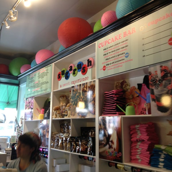 Photo prise au Sugarush (cupcakes, cakes &amp; candy) par Alexa P. le4/13/2013