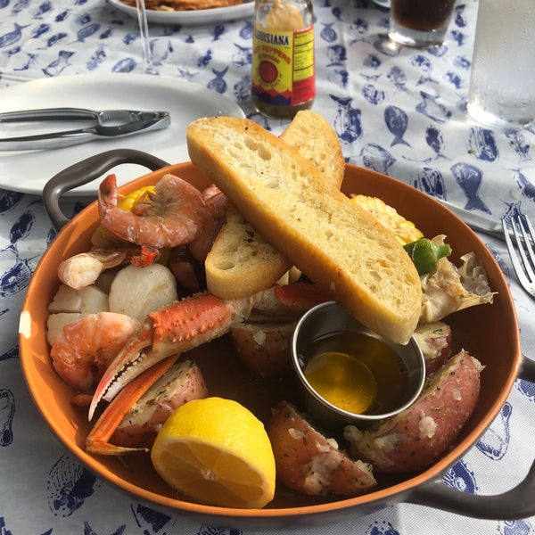 Foto scattata a Reel Fish Coastal Kitchen + Bar da Sean C. il 6/15/2019