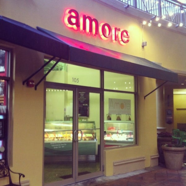 Photo taken at Amore Juice &amp; Gelato by Alexandra F. on 10/22/2014