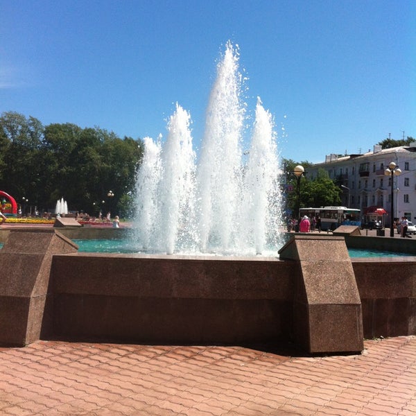 Комсомольск на амуре драмтеатр фонтан. Куда можно сходить в комсомольске на амуре. Фонтан в комсомольске на амуре на набережной. Фонтан в парке злк комсомольск. День рождения города комсомольска на амуре.