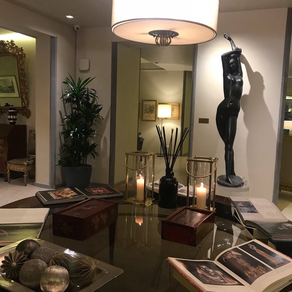 Das Foto wurde bei Grand Hotel Minerva von yinglan s. am 2/6/2019 aufgenommen