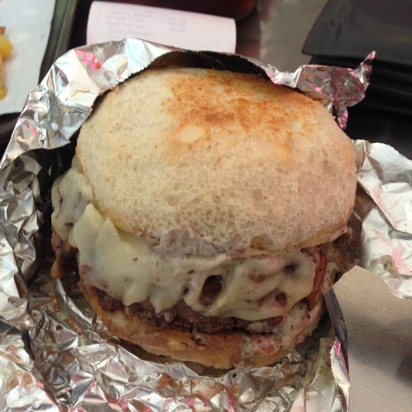 Foto diambil di Elbert&#39;s Cheesesteak Sandwiches oleh Choy A. pada 7/19/2013