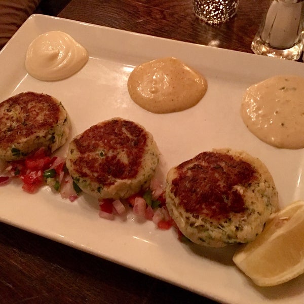 The cocktails are pretty decent for a suburban pub. Chicken wings are fine, but the crab cakes really stood out!