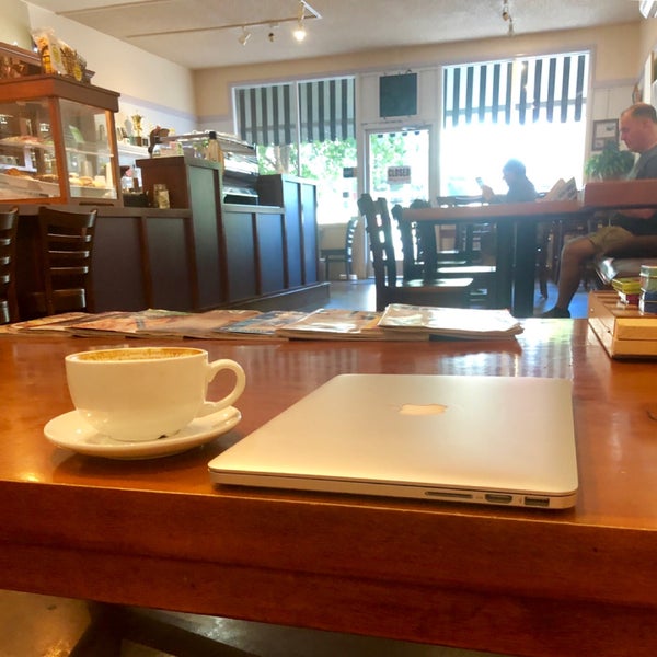 6/9/2019 tarihinde Doug F.ziyaretçi tarafından Vic&#39;s Cafe'de çekilen fotoğraf