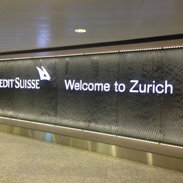 Foto tirada no(a) Aeroporto de Zurique (ZRH) por Pallope M. em 5/3/2013