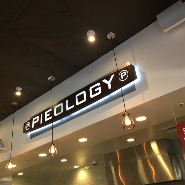 Foto tomada en Pieology Pizzeria  por Holmes S. el 1/16/2017