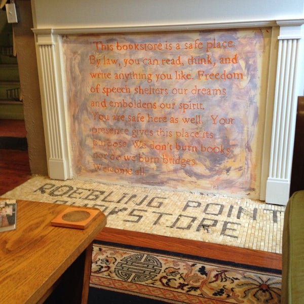 รูปภาพถ่ายที่ Roebling Point Books &amp; Coffee โดย Risha G. เมื่อ 2/24/2014