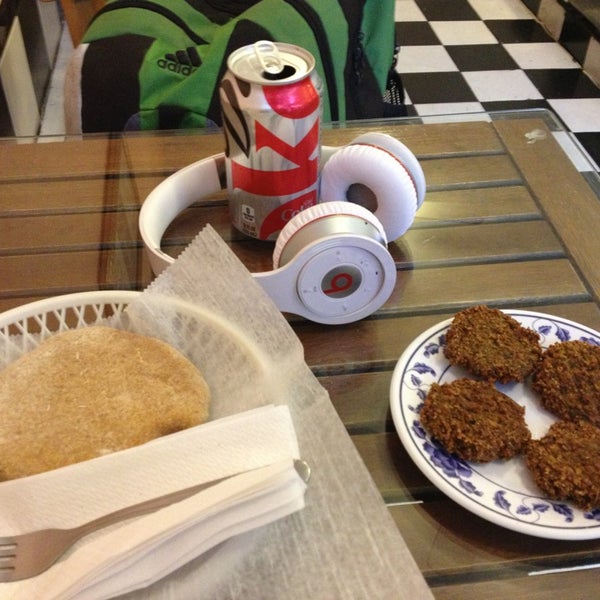 4/9/2013 tarihinde Dillon I H.ziyaretçi tarafından Azuri Cafe'de çekilen fotoğraf