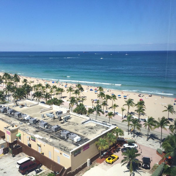 Foto scattata a Courtyard Fort Lauderdale Beach da Candice H. il 5/2/2015