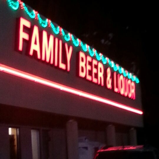 Das Foto wurde bei Family Beer and Liquor von Matt L. am 12/23/2012 aufgenommen