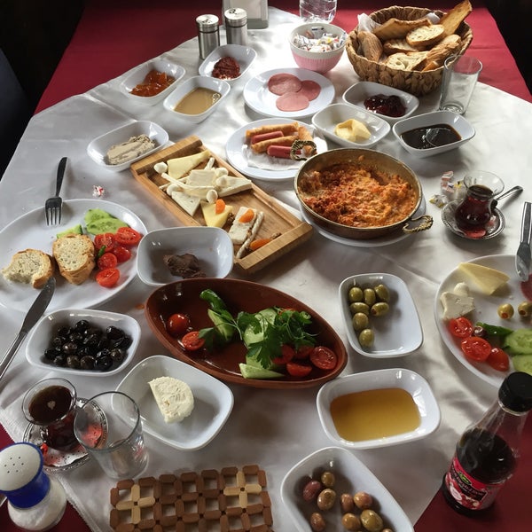 Foto diambil di Yeşil Çiftlik Restaurant oleh Murat K. pada 3/27/2019