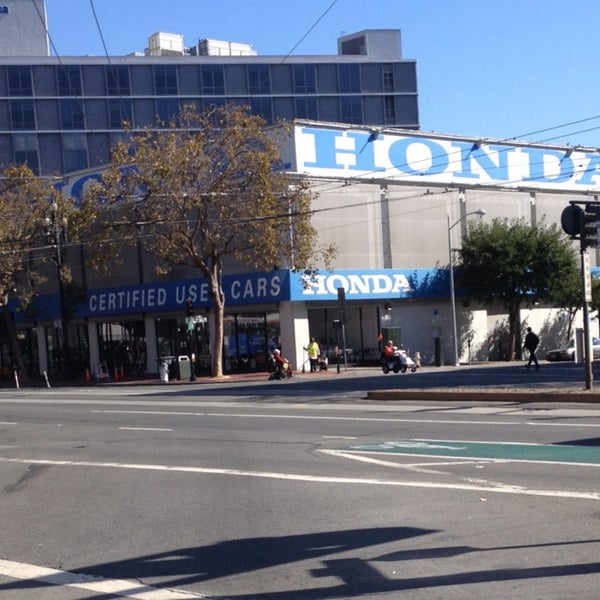 รูปภาพถ่ายที่ San Francisco Honda โดย Jennifer H. เมื่อ 10/26/2013