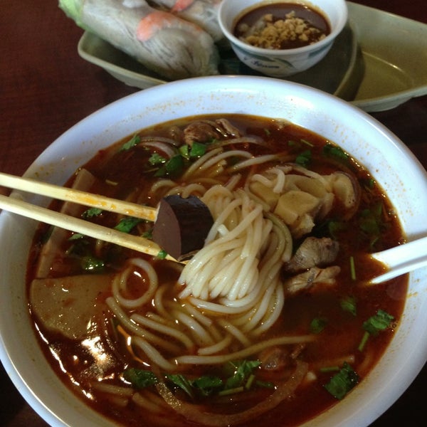 รูปภาพถ่ายที่ Pho Van Vietnamese Cuisine โดย Lauranoy T. เมื่อ 7/30/2013