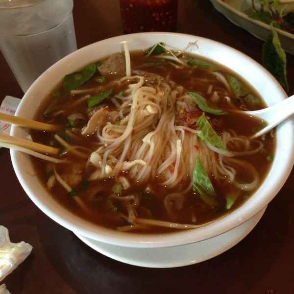 รูปภาพถ่ายที่ Pho Van Vietnamese Cuisine โดย Lauranoy T. เมื่อ 7/26/2013
