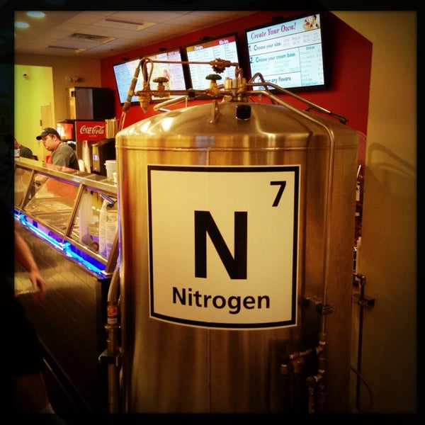 8/21/2013 tarihinde Patrick P.ziyaretçi tarafından Sub Zero Nitrogen Ice Cream'de çekilen fotoğraf