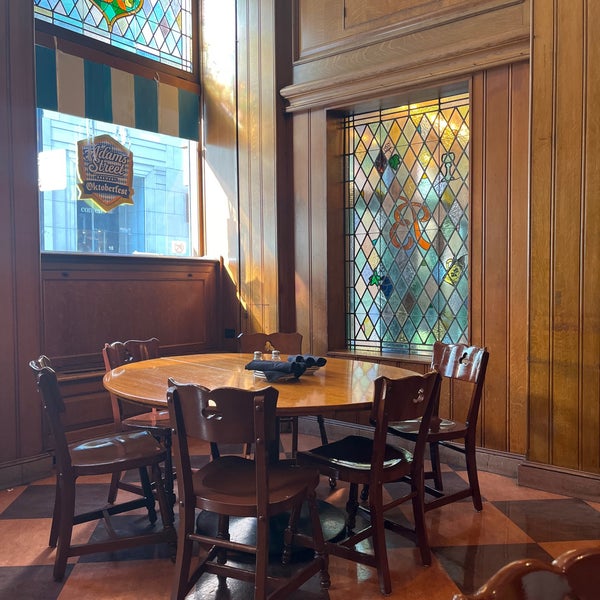 Foto diambil di The Berghoff Restaurant oleh Victor H. pada 9/16/2022