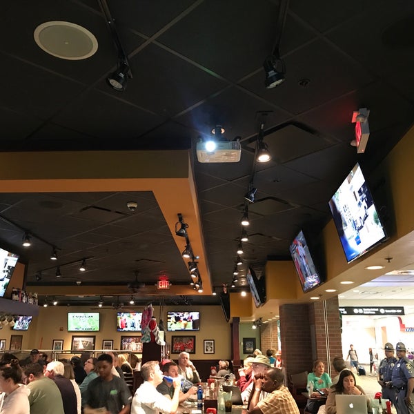 Photo taken at The Greene Turtle Sports Bar &amp; Grille by Victor H. on 9/16/2018