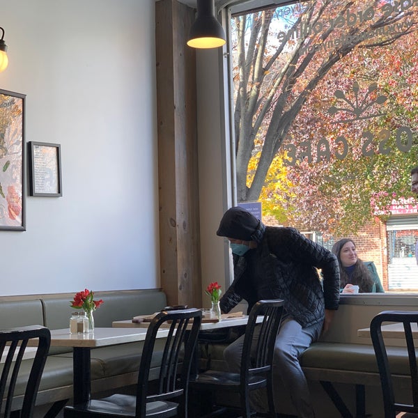 Foto diambil di Moss Café: Farm-To-Table Restaurant and Coffee Shop oleh Dan A. pada 11/29/2021