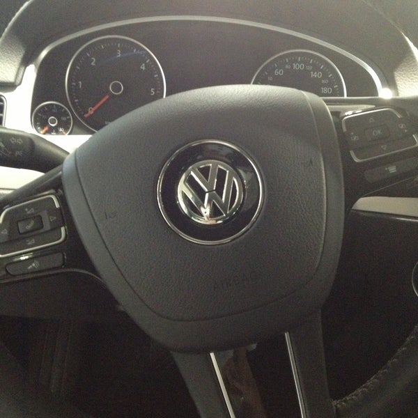 Foto tomada en Авилон Volkswagen  por Louisa A. el 4/18/2013