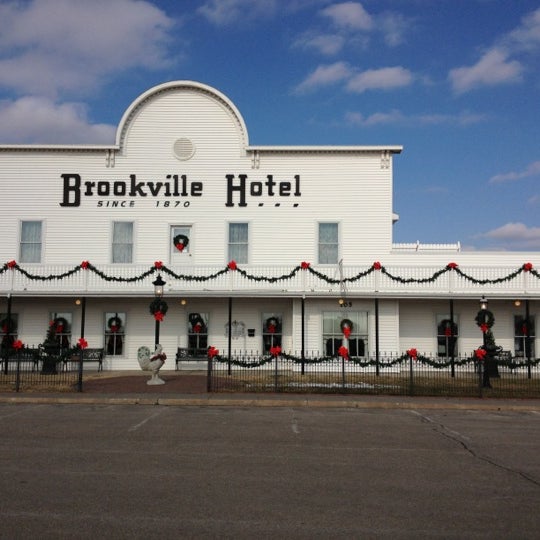 Foto tomada en Brookville Hotel  por Karlan M. el 12/27/2012