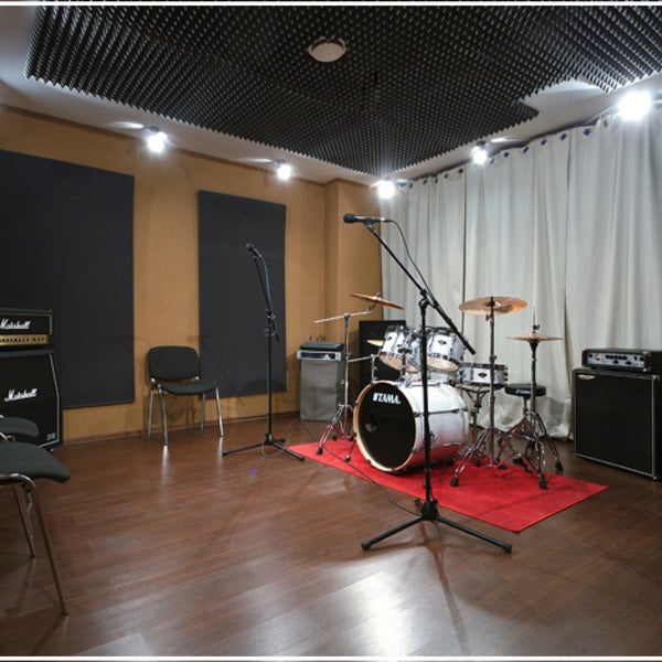 Комната «Бежевая»юАкустически комната спроектирована со средней степени реверберацией. За счет акустических звукопоглощающих панелей на стенах, звуку придается более теплый, мягкий оттенок.