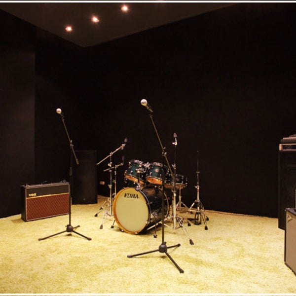 Комната «Черная» позволяет добиться неповторимого звучания вашего инструмента. Четырех метровые потолки с подвесной звукопоглощающей ловушкой делает звук в этой комнате совершенным.