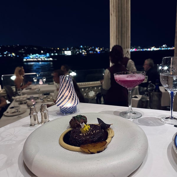 Das Foto wurde bei Tuğra Restaurant &amp; Lounge von Rahaf am 7/19/2023 aufgenommen