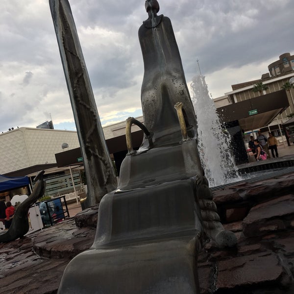 Il y a pas mal de restos à l’intérieur et autour de la plaza... bcp de magasins... on peut y trouver n’importe quoi. Quand il fait beau c’est un plaisir d’y magasiner :p