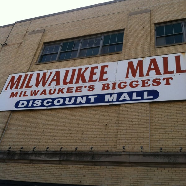 Das Foto wurde bei Milwaukee Mall von Marques am 6/14/2013 aufgenommen