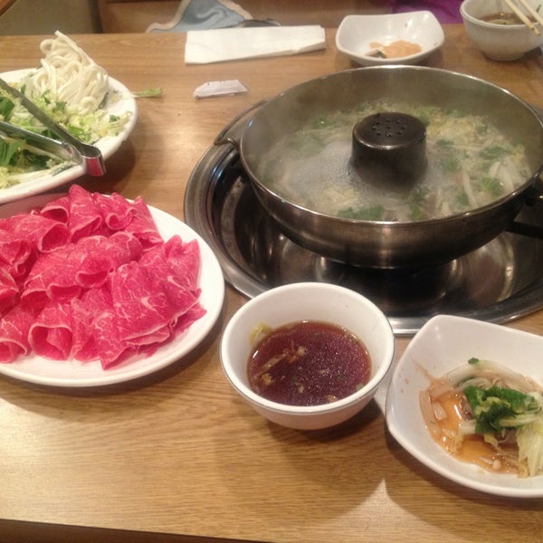 Photo prise au Shin Jung Restaurant par Crystal K. le7/23/2013