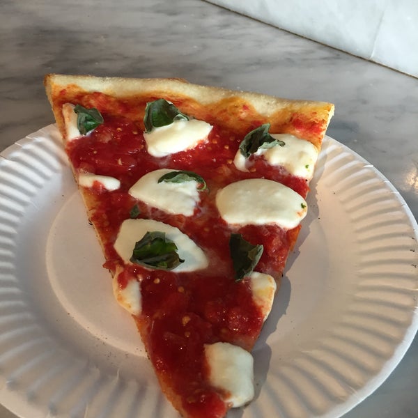 Foto tirada no(a) Joe&#39;s Pizza - Hollywood Blvd por Lao L. em 12/23/2015