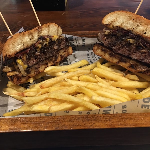 Foto tomada en OTTOBROS Burger &amp; Coffee ANT  por Lütfiye B. el 2/15/2019