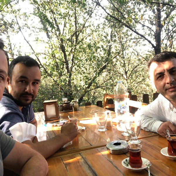 รูปภาพถ่ายที่ Kuzu Sofrası Kuyu Kebabı โดย Mehmet A. เมื่อ 9/18/2021