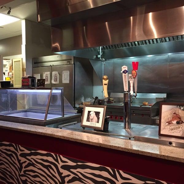รูปภาพถ่ายที่ Haute Dogs &amp; Fries Restaurant โดย Mike t. เมื่อ 7/12/2015