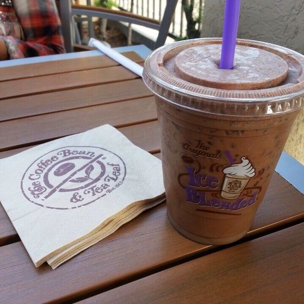 Photo taken at The Coffee Bean &amp; Tea Leaf by Kriz . on 5/5/2014