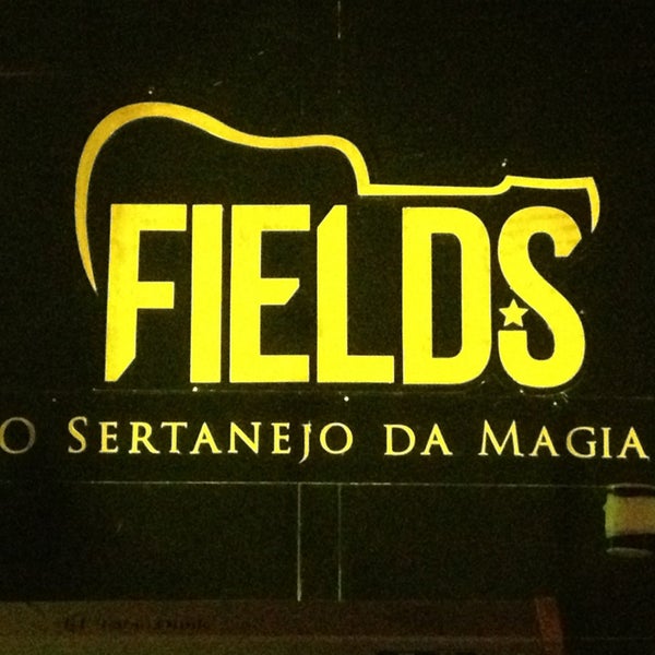 รูปภาพถ่ายที่ Fields โดย Daniel P. เมื่อ 5/23/2013