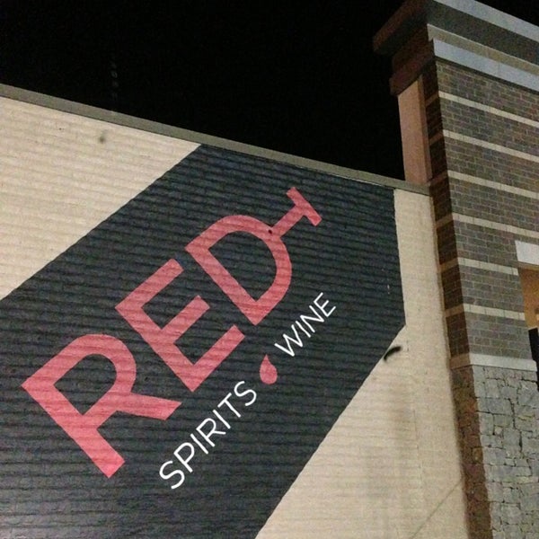 รูปภาพถ่ายที่ Red Spirits &amp; Wine โดย Scott M. เมื่อ 1/19/2013