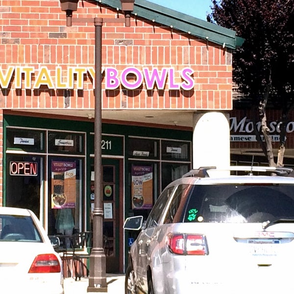 Photo taken at Vitality Bowls by Mandeep B. on 5/13/2014