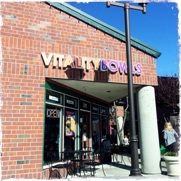 Photo taken at Vitality Bowls by Mandeep B. on 3/22/2014