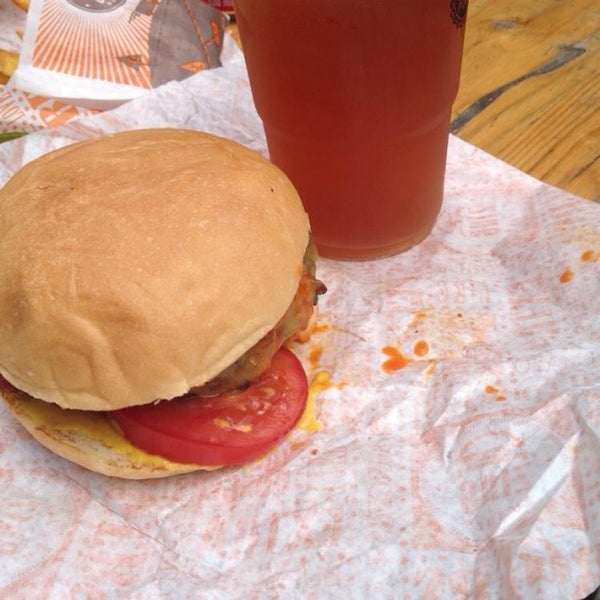 Foto scattata a Zing Burger da Sebastian il 5/25/2014