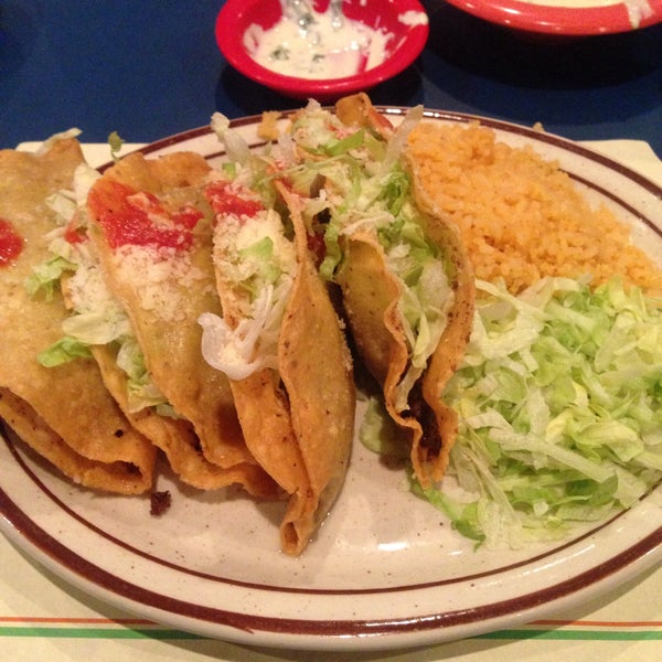 Foto diambil di Manny&#39;s Mexican Restaurant oleh David E. pada 12/11/2014