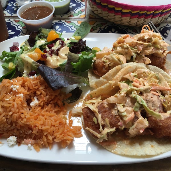 Снимок сделан в Los Agaves Restaurant пользователем Robb C. 3/19/2016