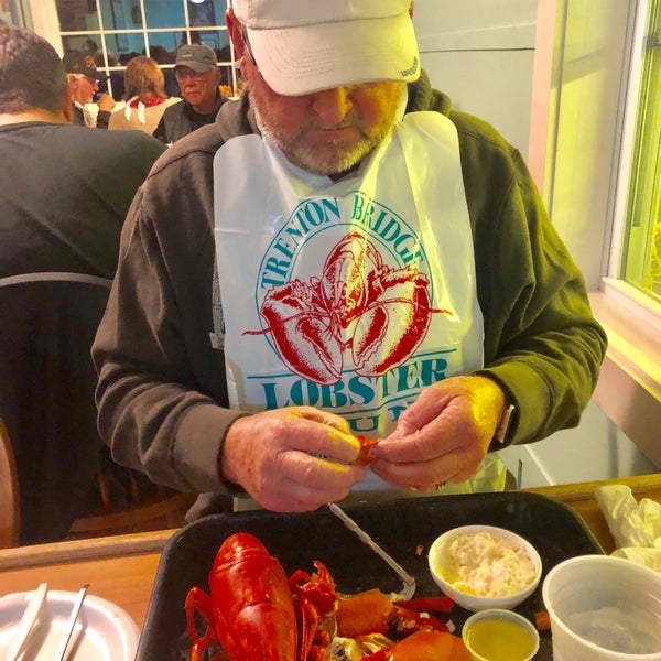 Fast service. Get the steamed lobster $12.95/pd & corn very good! Eat in or to go. Didn’t like their watery clam chowder $12.95, mostly potatoes 4 bites of clams. 👎