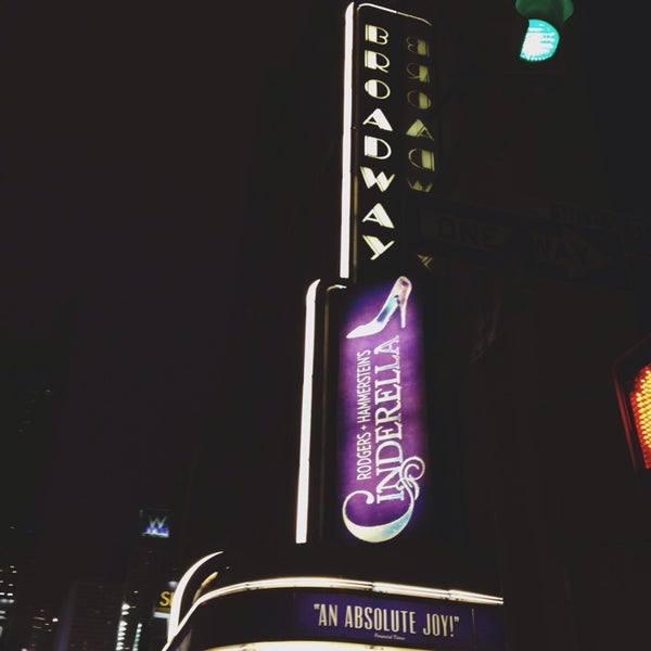 Foto tomada en Cinderella on Broadway  por Meliza O. el 5/25/2013