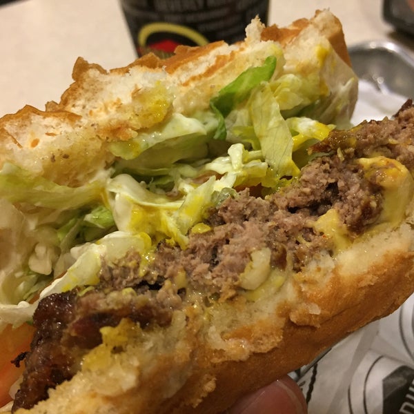 Photo taken at Fatburger by けんた on 8/30/2017
