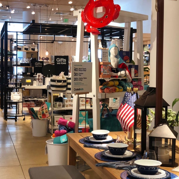 Photo taken at Crate &amp; Barrel by Yeaseul L. on 6/26/2019